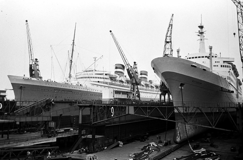 De twee passagierschepen van HAL, de Rotterdam (rechts) Nieuw Amsterdam in d, Bestanddeelnr 915-7623