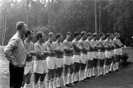 De trainingsploeg staat opgesteld, samen met de coach, Georg Kessler (links), Bestanddeelnr 921-6340
