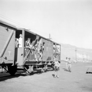 De trein die de verbinding onderhoudt tussen de haven van Adabya en het kledingc, Bestanddeelnr 255-6919