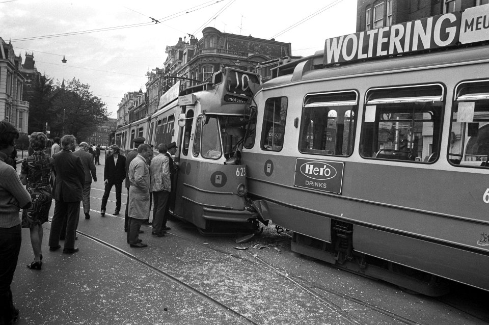 De twee vernielde trams in elkaar, Bestanddeelnr 925-5823