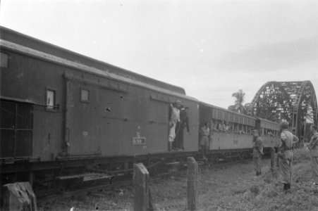 De trein heeft de spoorbrug deels gepasseerd. Vanuit een dichte wagon kijken twe, Bestanddeelnr 120A-5-2