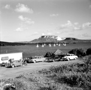 De Tafelberg op Curaçao Op de voorgrond de Fuikbaai, Bestanddeelnr 252-2942