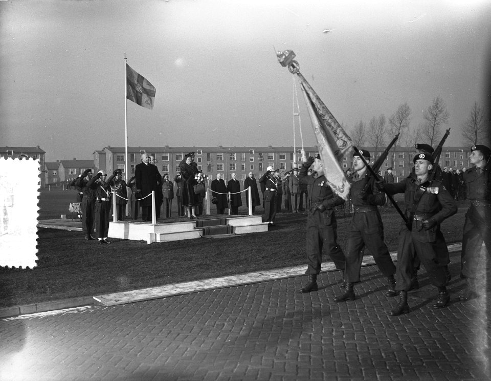 De troepen defileren langs de koningin naast haar minister Staf van Oorlog, Bestanddeelnr 907-5120