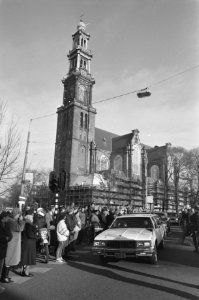 De uitvaartstoet met de rouwauto en belangstellenden met op de achtergrond de We, Bestanddeelnr 934-3869