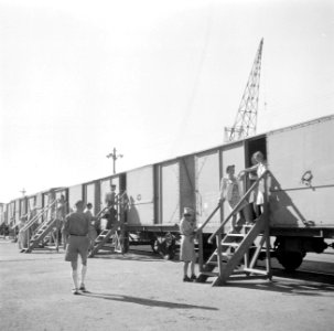 De trein die de repatrianten vervoert tussen de haven van Ataka en het kledingce, Bestanddeelnr 255-6896