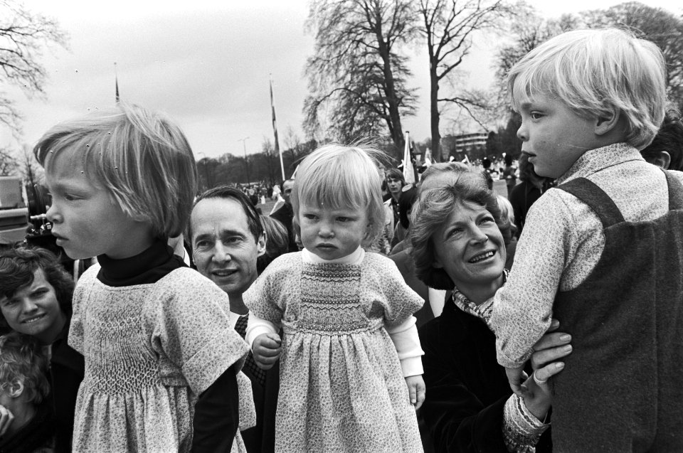Defile Soestdijk Irene en Carel Hugo met hun drie jonge kinderen, Bestanddeelnr 928-5498