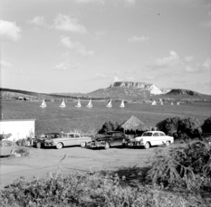 De Tafelberg op Curaçao Op de voorgrond de Fuikbaai, Bestanddeelnr 252-2943