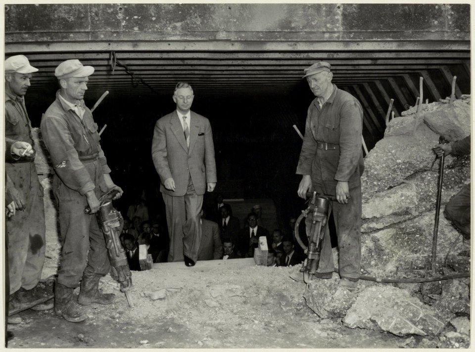 De Velsertunnel is doorbroken Minister Algera loopt er als eerste doorheen. NL-HlmNHA 54004345