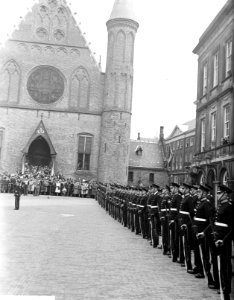 De troepen defileren langs H. M. Marvo, Bestanddeelnr 903-0157