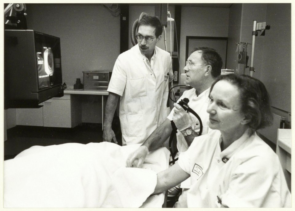 De Tsjechische internist Mirko Jakovljevic (l) assisteert zijn Haarlemse collega Dr. W. Dekker bij een darmonderzoek in het Elisabeth Gasthuis in Schalkwijk. NL-HlmNHA 54031964