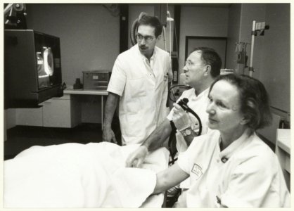 De Tsjechische internist Mirko Jakovljevic (l) assisteert zijn Haarlemse collega Dr. W. Dekker bij een darmonderzoek in het Elisabeth Gasthuis in Schalkwijk. NL-HlmNHA 54031964