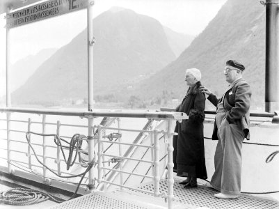 De toneelspeelster Esther de Boer-van Rijk met haar schoonzoon Henri (Hartog) de, Bestanddeelnr 189-0608