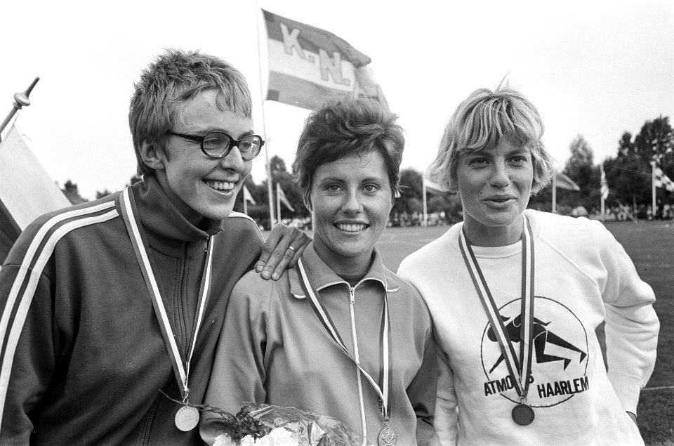 De snelsten op de 100 meter dames in het midden Truus Hennipman (1), links Hill, Bestanddeelnr 921-5689