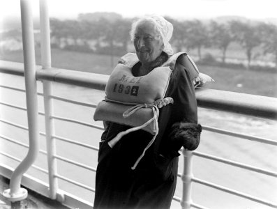 De toneelspeelster Esther de Boer-van Rijk met zwemvest aan de reling tijdens de, Bestanddeelnr 189-0547