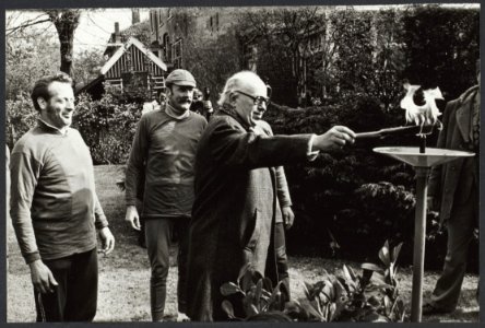 De van Normandië naar Wageningen overgebrachte bevrijdingsfakkel is door acht in, Bestanddeelnr 32007 019