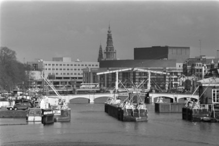 De Skyline van Amsterdam met de Stopera, de Magere Brug (voorgrond), de Zuider, Bestanddeelnr 933-6134