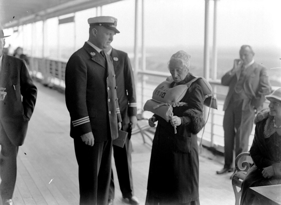 De toneelspeelster Esther de Boer-van Rijk met zwemvest met admiraal () Van der, Bestanddeelnr 189-0549