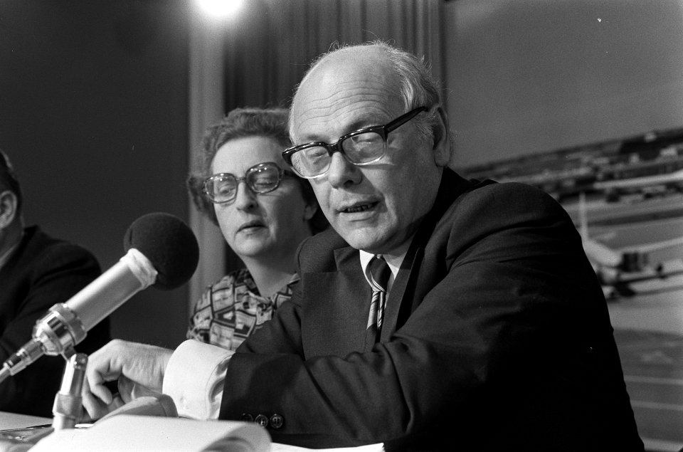 De premier tijdens de persconferentie, naast hem zijn echtgenote, Bestanddeelnr 927-0306