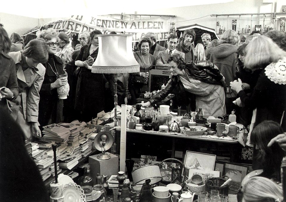 De Sint Theresiaschool aan de Denneweg 50, bijeenkomst ter herdenking van 50 jaar katholiek onderwijs, waarbij een rommelmarkt werd gehouden. Aangekocht van fotograaf C. de Boer. Identificat, NL-HlmNHA 54009640