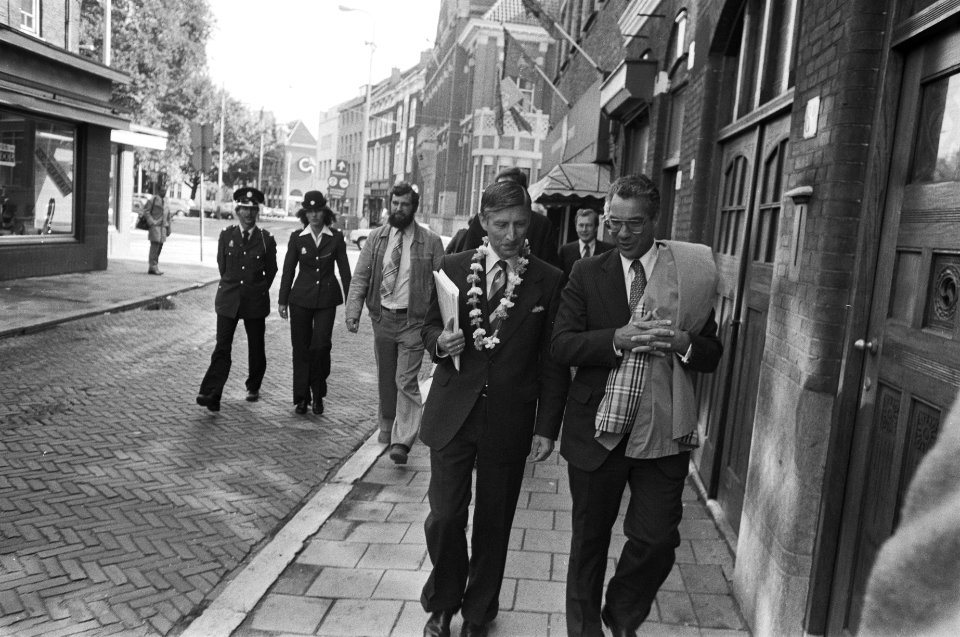 De premier loopt met een krans door de buurt, Bestanddeelnr 931-0126