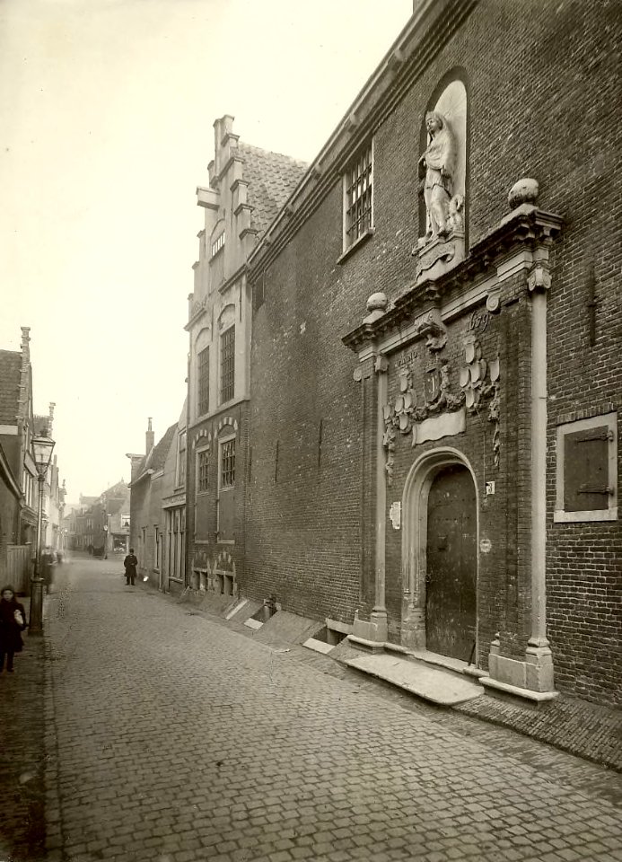 De Tuchthuisstraat ziende naar het noorden, met de zuidwestzijde van het voormalige tuchthuis (Huis van Bewaring), Inventarisnummer NL-HlmNHA 1100 KNA006005486