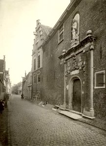 De Tuchthuisstraat ziende naar het noorden, met de zuidwestzijde van het voormalige tuchthuis (Huis van Bewaring), Inventarisnummer NL-HlmNHA 1100 KNA006005486