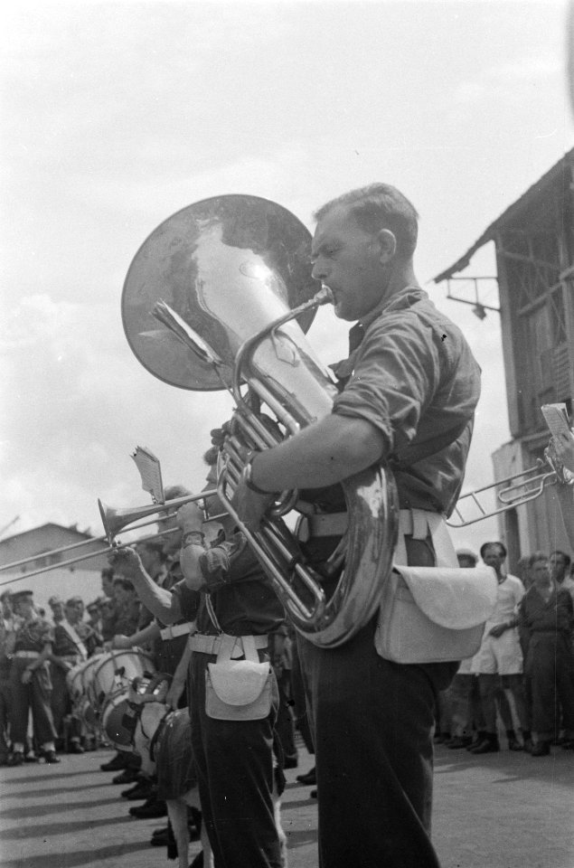 De Prins Bernhard Kapel speelt op de kade. Tuba, Bestanddeelnr 92-5-4