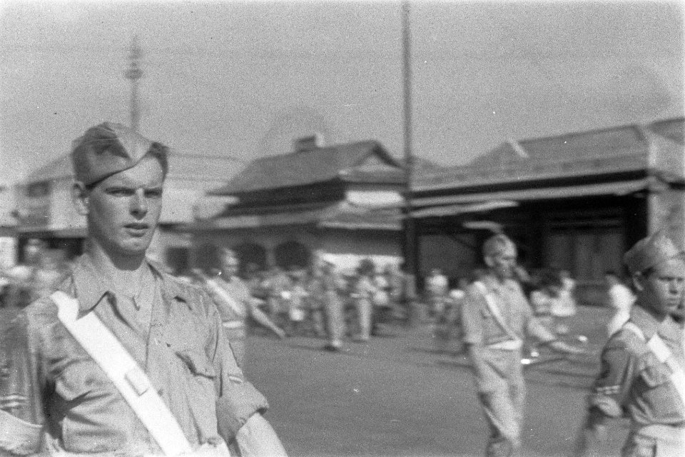 De Prins Bernhard Kapel paradeert in de stad, Bestanddeelnr 135-6-1