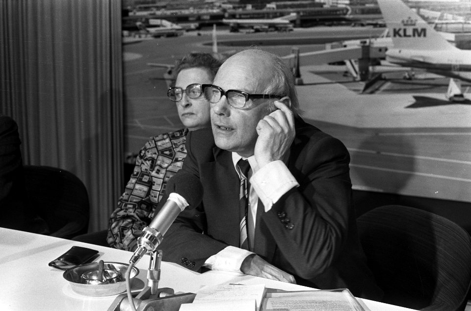 De premier tijdens de persconferentie, naast hem zijn echtgenote, Bestanddeelnr 927-0305