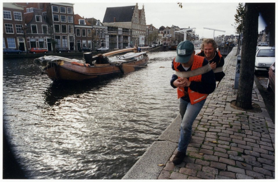 De strontschuit van schipper Pieter-Jan Keizer uit Muiden wordt door de bemanning door het Spaarne gesleept, ofte wel gejaagd tijdens de jaarlijkse Strontrace tussen het Friese Warkum en h, NL-HlmNHA 54036373