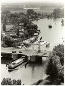 De Schouwbroekerbrug over het Spaarne gezien vanaf het dak van het Spaarne Ziekenhuis in Heemstede. NL-HlmNHA 54035052