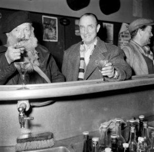 De twee mannen drinkend aan de bar, Bestanddeelnr 252-9496