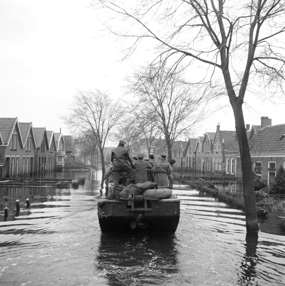 De tocht wordt gemaakt per DUKW (amfibievoertuig), Bestanddeelnr 900-2359