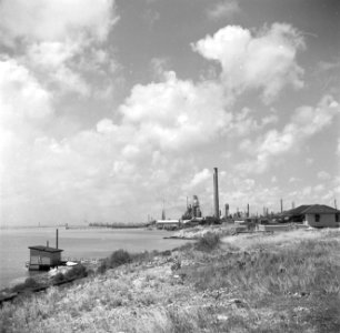 De Sint Nicolaasbaai met de Lago-olieraffinaderij in San Nicolas op Aruba, Bestanddeelnr 252-8042