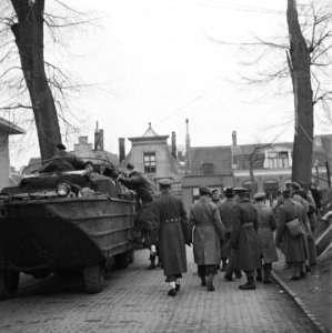 De tocht wordt gemaakt in DUKW's (amfibievoertuigen), Bestanddeelnr 900-2320