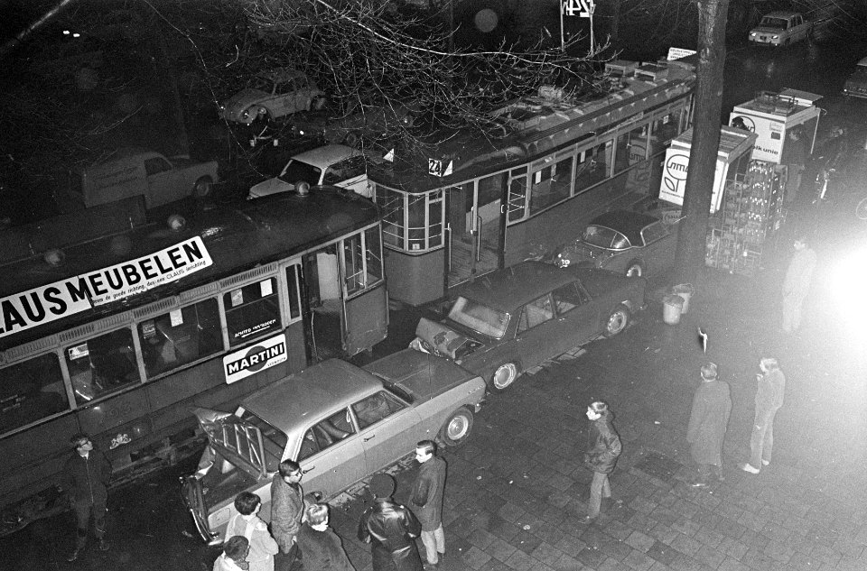 De tram van lijn 24 is bij een verkeersongeval op de Stadionweg uit de rails ge…, Bestanddeelnr 919-8339