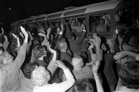 De Tsjechen vertrekken met de bus vanaf het Stadionplein, uitgewuifd door bekend, Bestanddeelnr 921-6307
