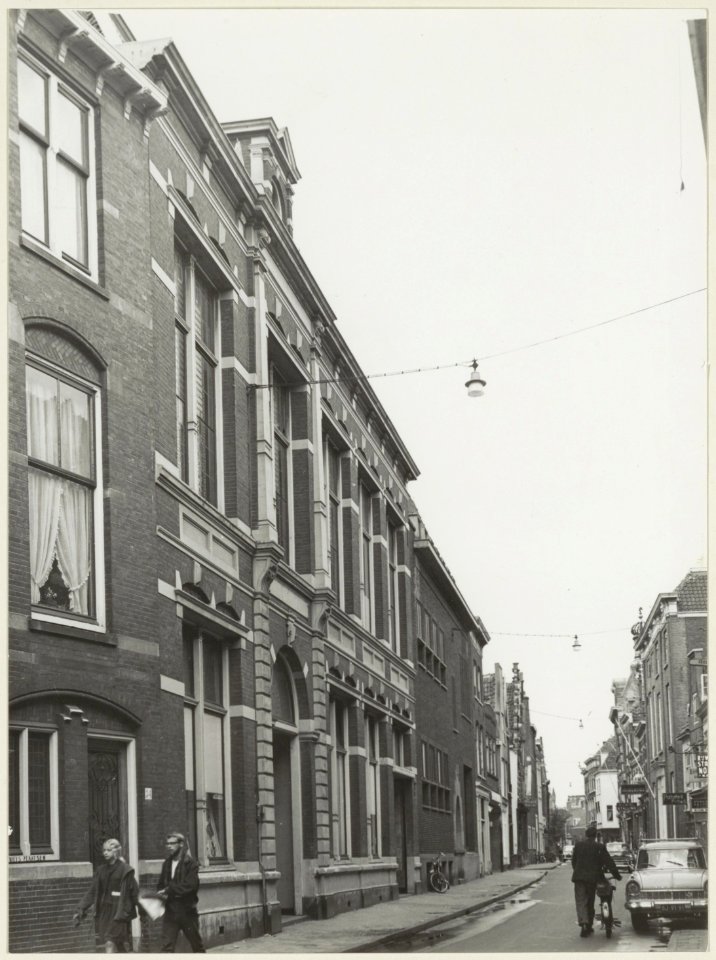 De Smedestraat, nabij de Grote Markt, ziende naar het noordwesten. NL-HlmNHA 54004373