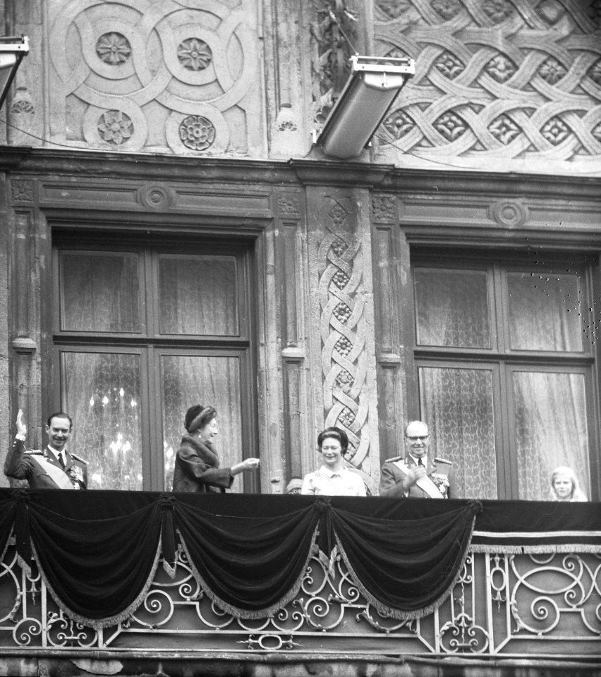 De troonwisseling in Luxemburg, de Hertogelijke familie op het balkon, Bestanddeelnr 917-1224