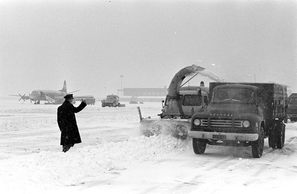 De sneeuwblazer op Schiphol bij het schoonmaken van de startbanen, Bestanddeelnr 914-8126