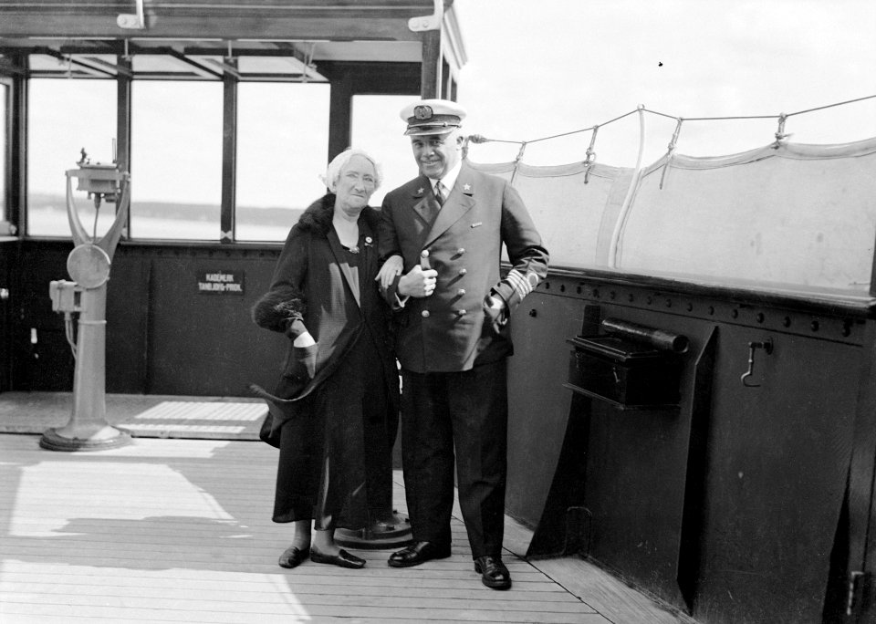 De toneelspeelster Esther de Boer-van Rijk en kapitein Julsing op de brug, Bestanddeelnr 189-0546