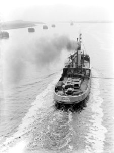 De sleepboot Stentor een van de sleepboten die het schip door het Noordzeekanaa, Bestanddeelnr 189-0689