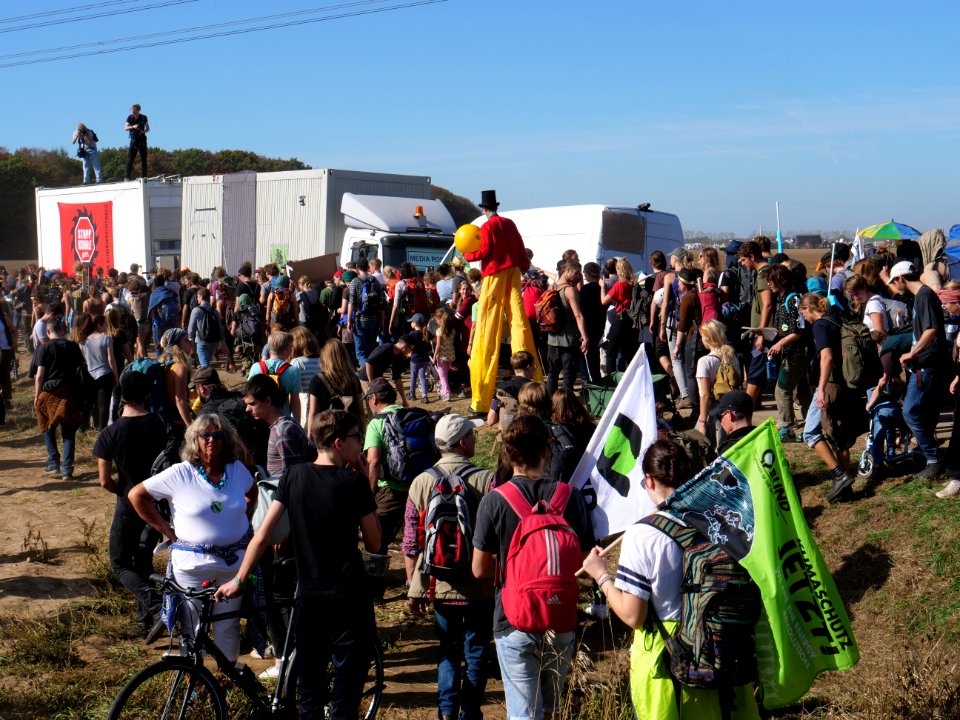 Demonstrator on way to "Wald retten - Kohle stoppen!" 06-10-2018 04