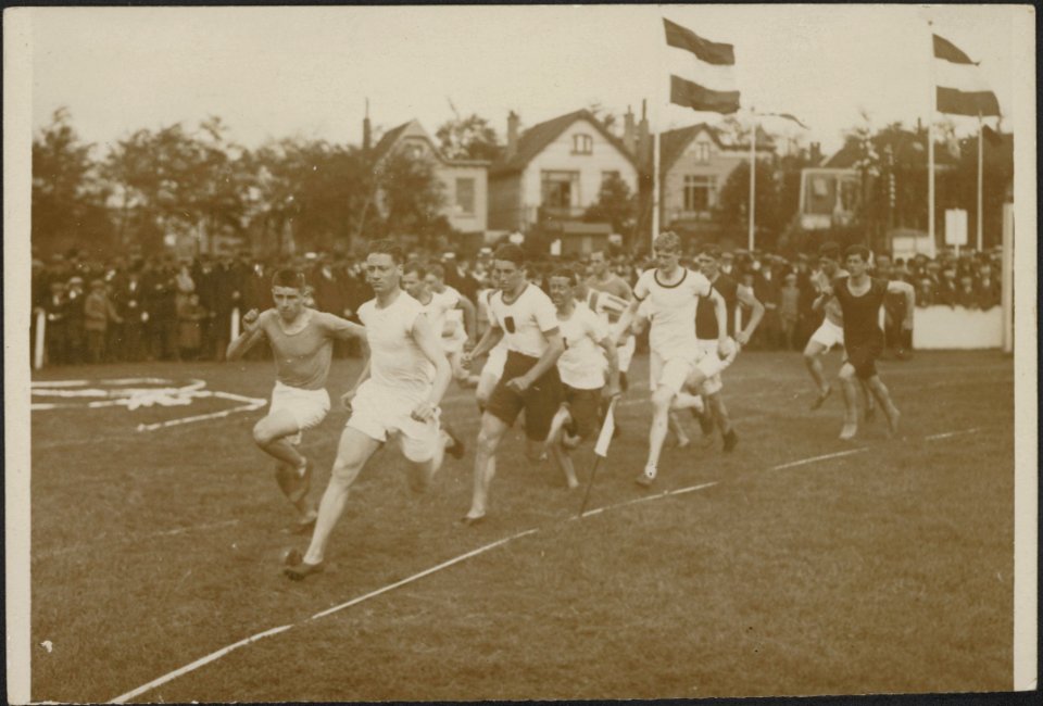 De start 800 Meter hardloopen., Bestanddeelnr 158-2073