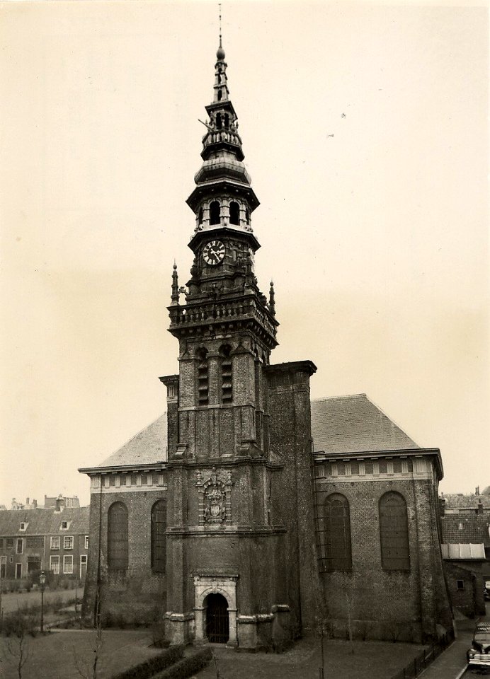De toren van de Nieuwe Kerk, ziende naar het oosten. Aangekocht in 1977 van United Photos de Boer bv, NL-HlmNHA 1478 25900 K 38