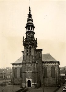De toren van de Nieuwe Kerk, ziende naar het oosten. Aangekocht in 1977 van United Photos de Boer bv, NL-HlmNHA 1478 25900 K 38