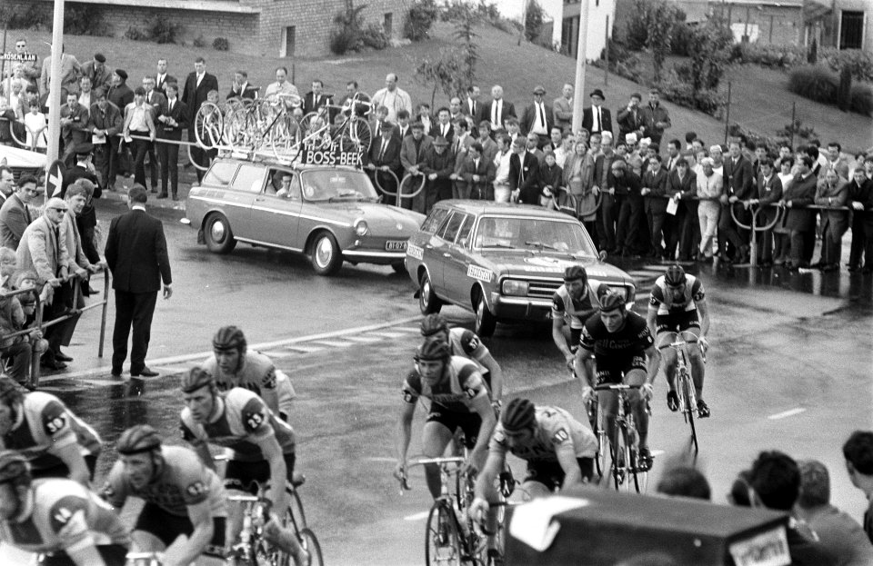 De staart van het peloton met de volgwagens, Bestanddeelnr 922-5553
