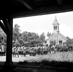 De schoolkinderen van de Hernhuttersschool voor de kerk in Salem in het district, Bestanddeelnr 252-5710