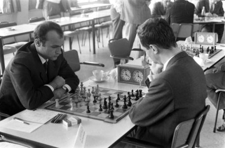 De Servische grootmeester Dragoljub Velimirovic (l) met tegenstander Kavanek, Bestanddeelnr 919-6011