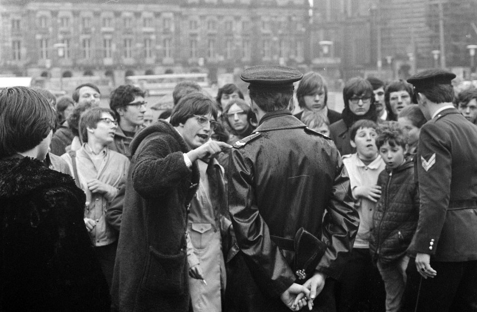 De Socialistische Jeugd gooide een pot rode verf tegen het Monument op de Dam, Bestanddeelnr 922-3659